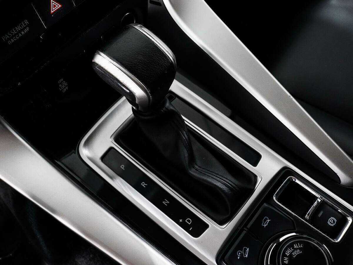 Mitsubishi Pajero Sport, 2016 Фото №11